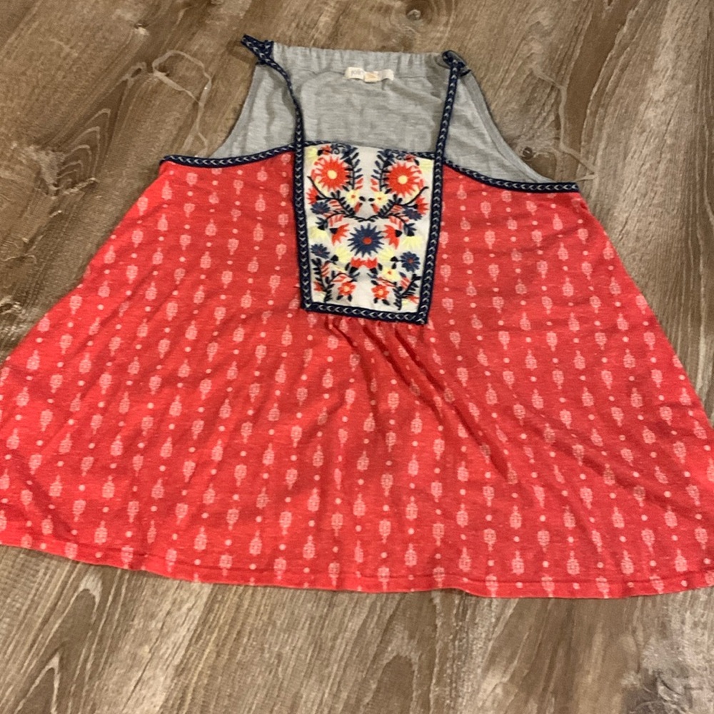 Sleeveless summer top.